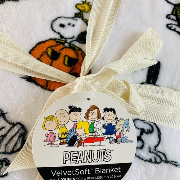 SNOOPY & PEANUTS HALLOWEEN🍁🎃QUEEN BLANKET, limited design. - Picture 4 of 8